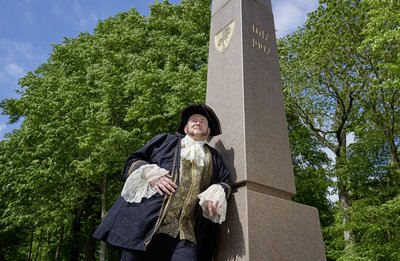 Ein eigens zum Jubiläum aufgestellter Obelisk erinnert an die Stadtgründung 1617 und die Rolle Christian IV