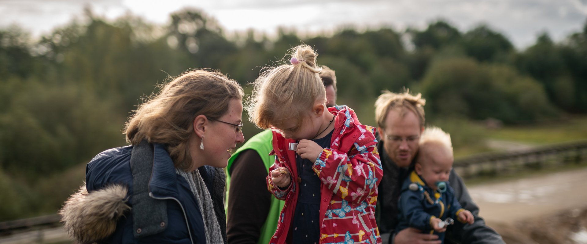 Eine Familie im Steinbruch untersucht Steine mit einer Lupe