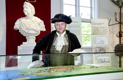 Christian IV blickt im Detlefsen Museum in Glückstadt auf seinen entworfenen Grundriss der Stadt