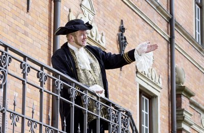 Christian IV hält auf der Treppe vom Rathaus eine Ansprache an sein Volk