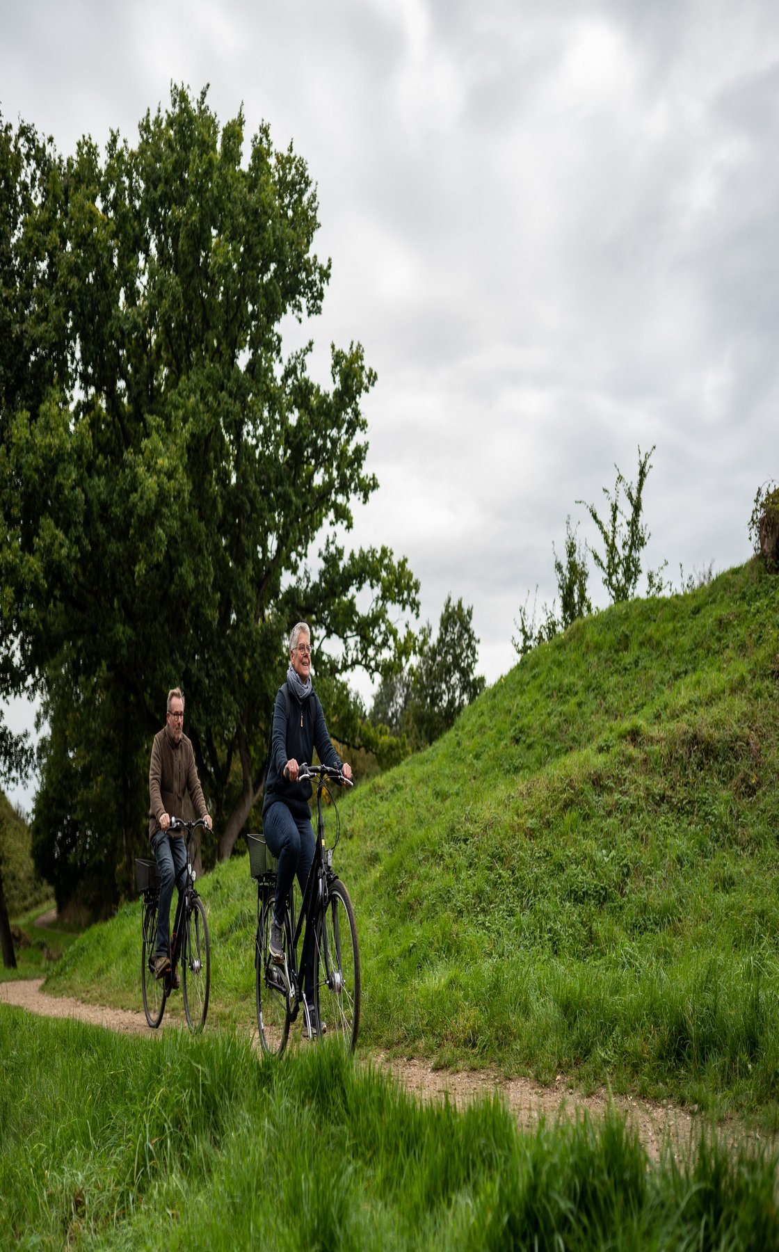 Radfahrerinnen beim UNESCO Weltkulurerbe Haithabu