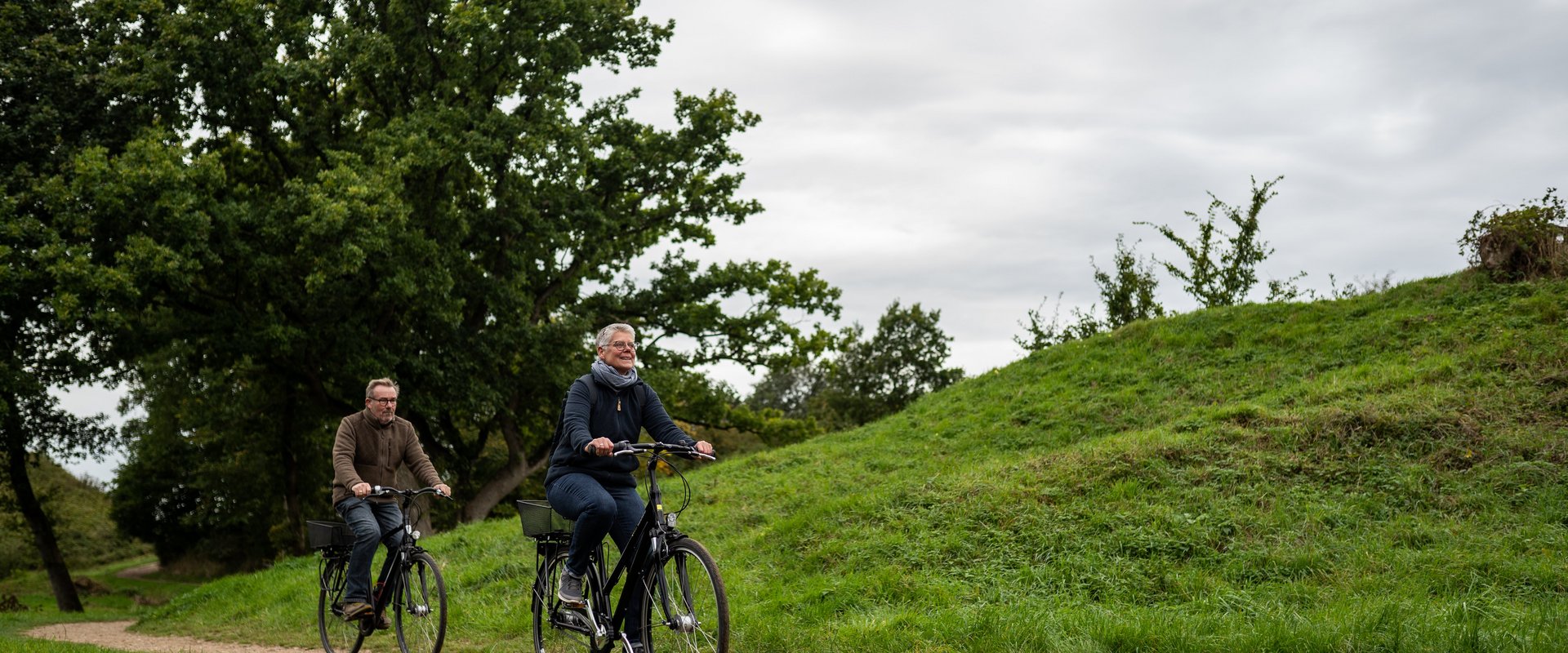 Radfahrerinnen beim UNESCO Weltkulurerbe Haithabu