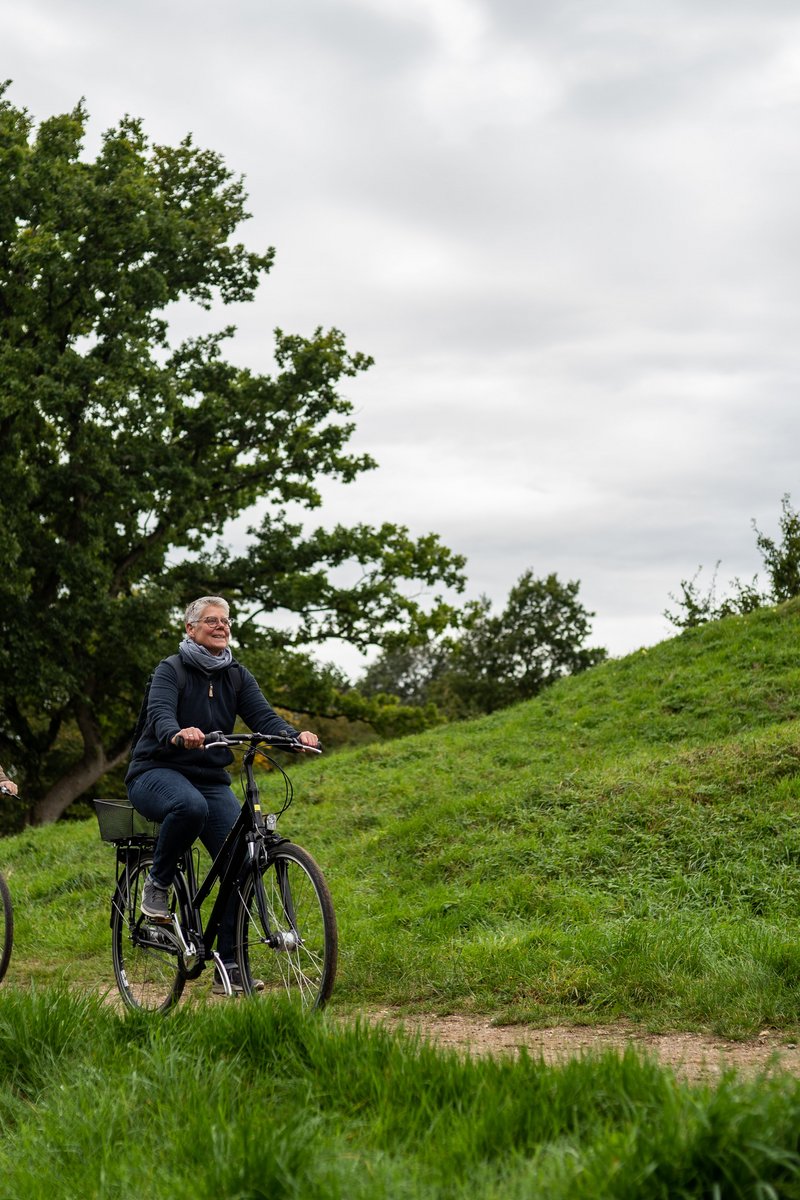 Radfahrerinnen beim UNESCO Weltkulurerbe Haithabu