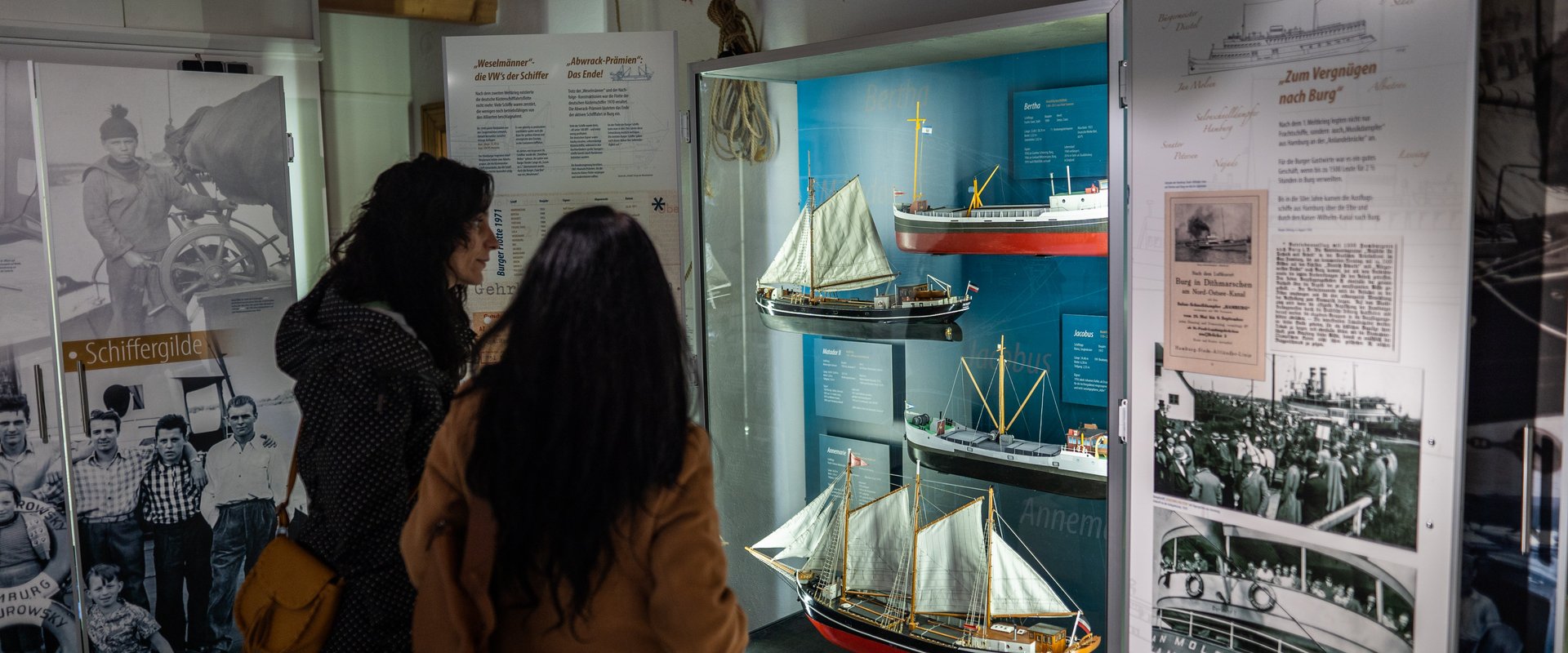 Zwei Frauen betrachten historische Boot Modelle