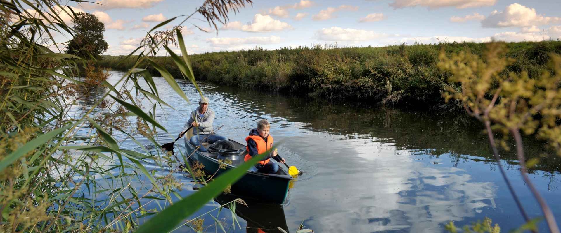 Vater und Sohn in einem Kanu auf dem Fluss