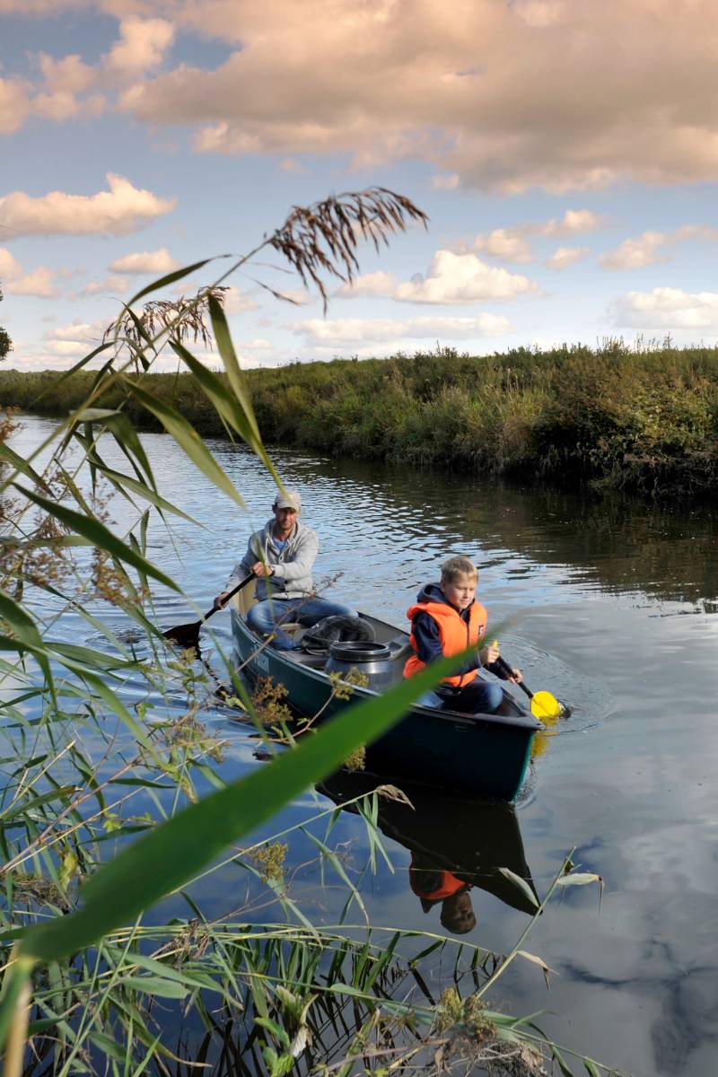 Vater und Sohn in einem Kanu auf dem Fluss